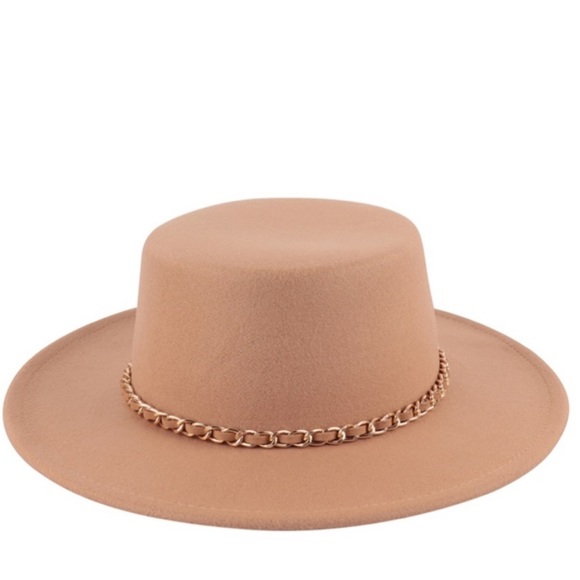 Flat Brim hat with chain accent - Picture 2 of 5